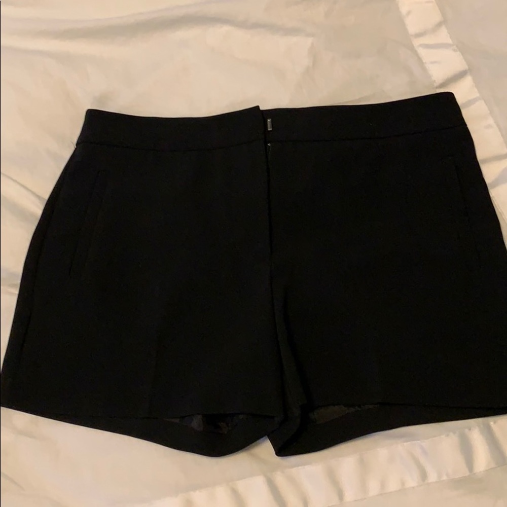 Elegant lined Trina Turk black shorts - never worn